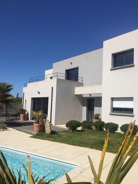 Maison Moderne Avec Piscine Chauffee Dans La Baie Du Mont St Michel 200M2 Yquelon Extérieur photo